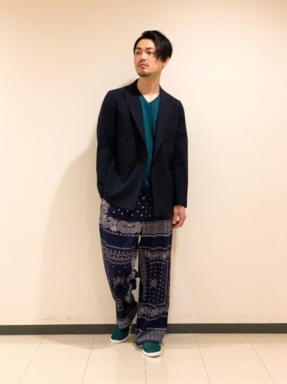 ブルー系のテーラードジャケット、グリーン系のTシャツ/カットソー、ブルー系のその他パンツを着用したメンズの春コーディネートの1枚目の写真