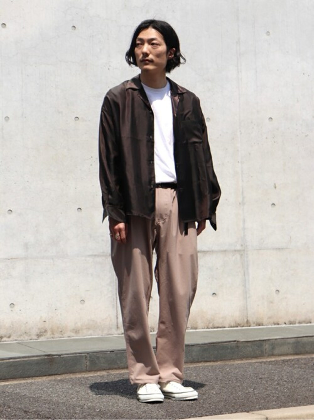 ブラウン系のシャツ/ブラウス、ホワイト系のTシャツ/カットソー、ベージュ系のその他パンツを着用したメンズの春コーディネートの1枚目の写真