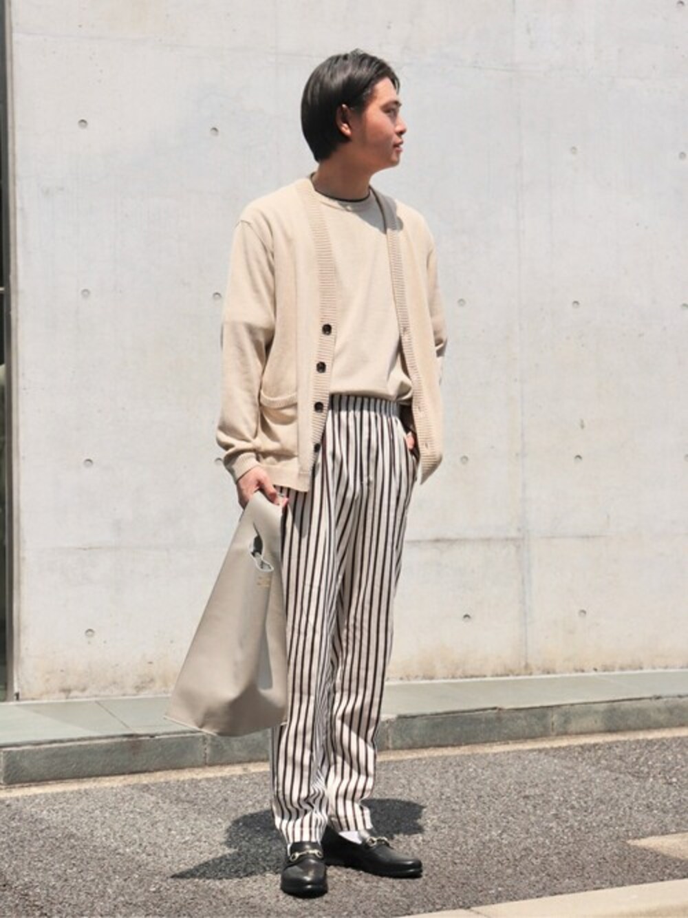 ベージュ系のカーディガン/ボレロ、ベージュ系のTシャツ/カットソー、ベージュ系のデニムパンツを着用したメンズの春コーディネートの1枚目の写真