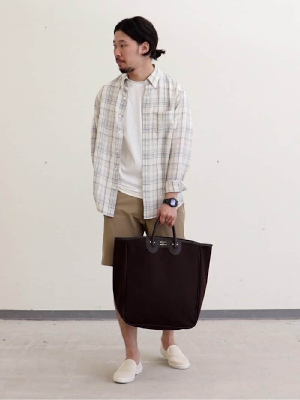 「休日スタイル、エディフィス、GRAMICCI、シャツスタイル、春夏コーデ、きれい目カジュアル、EDIFICE、Rivieras、YOUNG & OLSEN The DRYGOODS STORE、EDIFICEスタッフ」｜「EDIFICEのヴィエラチェック ワイド ボタンダウン シャツ（シャツ/ブラウス、ホワイト系）」を使った、EDIFICE OFFICIALさん（メンズ・174cm）の春コーディネートの1枚目の写真