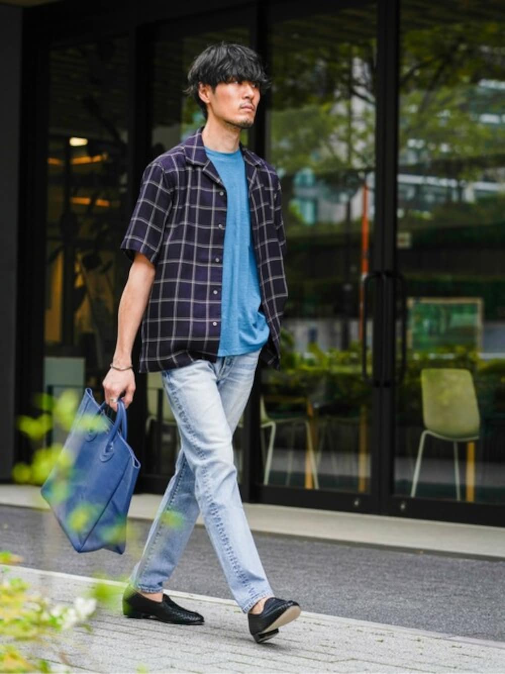 ブルー系のシャツ/ブラウス、ブルー系のデニムパンツを着用したメンズの春コーディネートの1枚目の写真