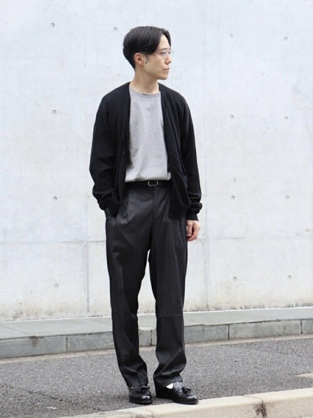 ブラック系のスウェット、グレー系のTシャツ/カットソー、ブルー系のその他パンツを着用したメンズの春コーディネートの1枚目の写真