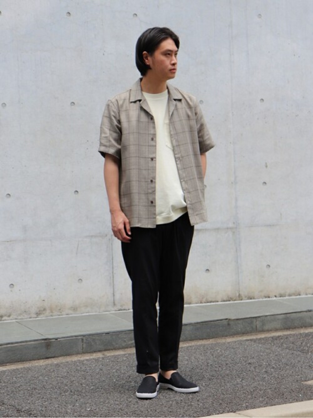 グレー系のTシャツ/カットソー、ブラック系のその他パンツ、ベージュ系のシャツ/ブラウスを着用したメンズの春コーディネートの1枚目の写真