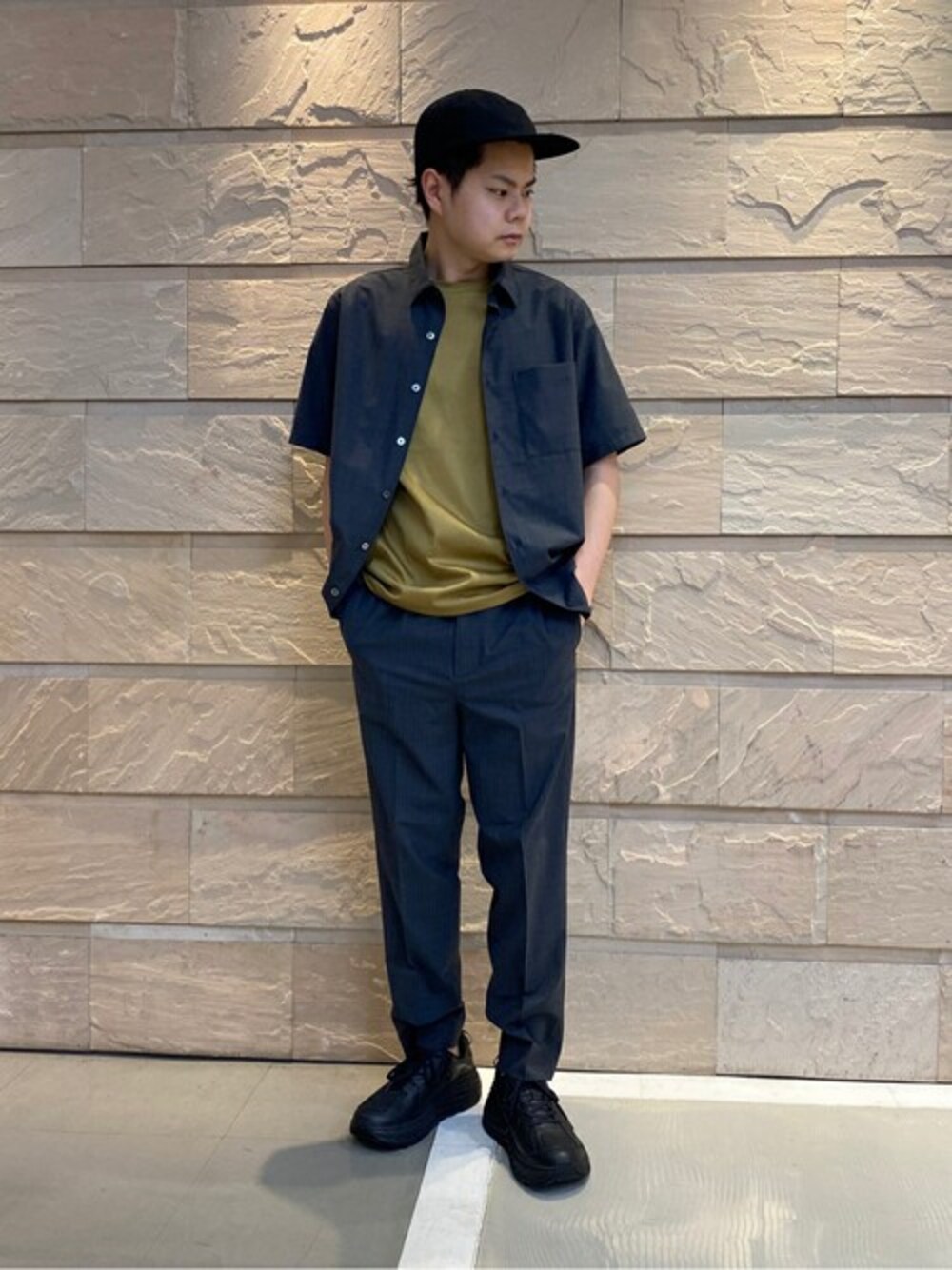 グレー系のシャツ/ブラウス、イエロー系のTシャツ/カットソー、グレー系のその他パンツを着用したメンズの春コーディネートの1枚目の写真