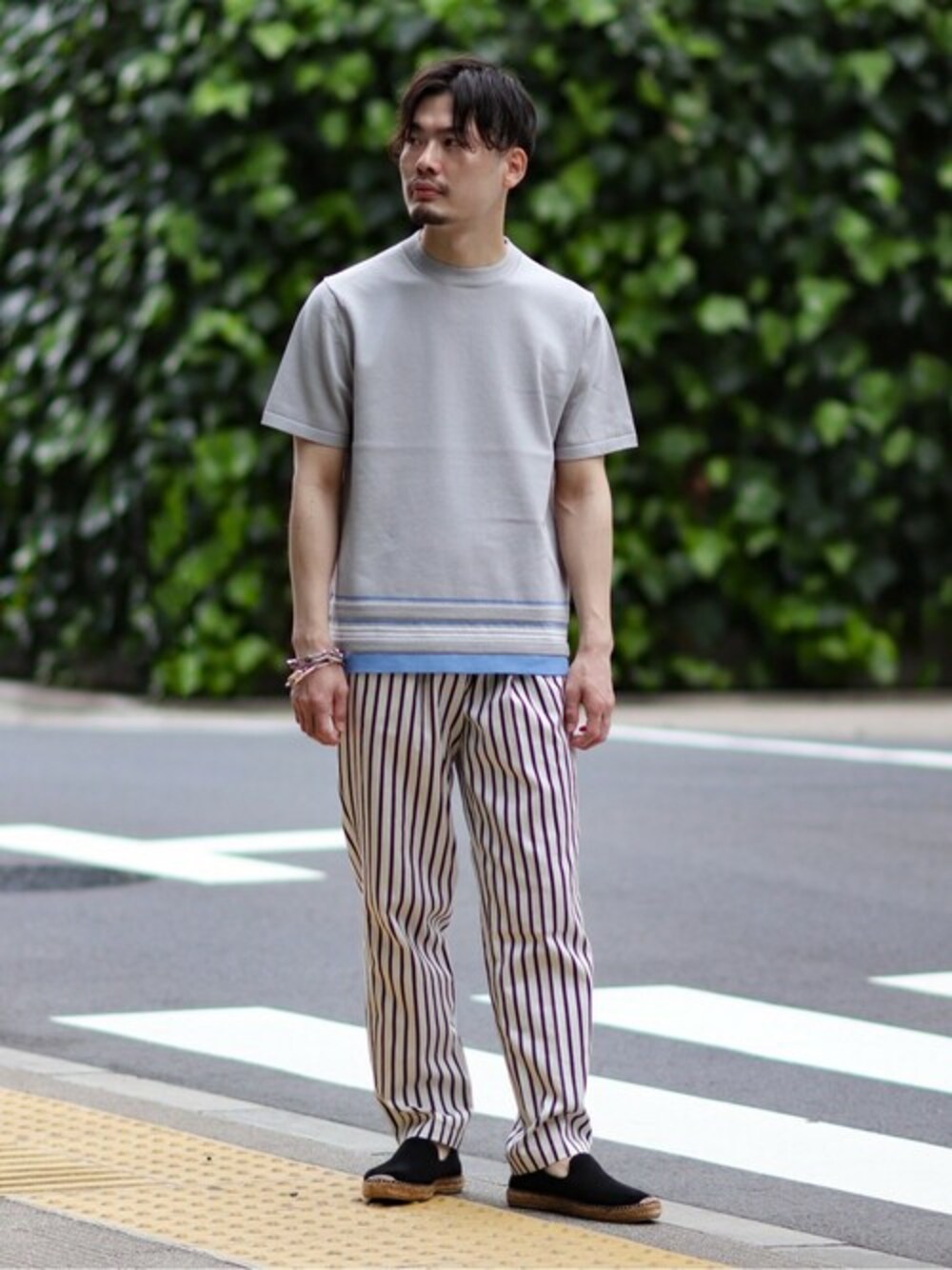 「ニット、春夏コーデ、夏コーデ、EDIFICE、半袖ニット、EDIFICEスタッフ」｜「EDIFICEのSION パネルボーダー ニット Tシャツ（ニット/セーター、グレー系）」を使った、EDIFICE OFFICIALさん（メンズ・172cm）の春コーディネートの1枚目の写真