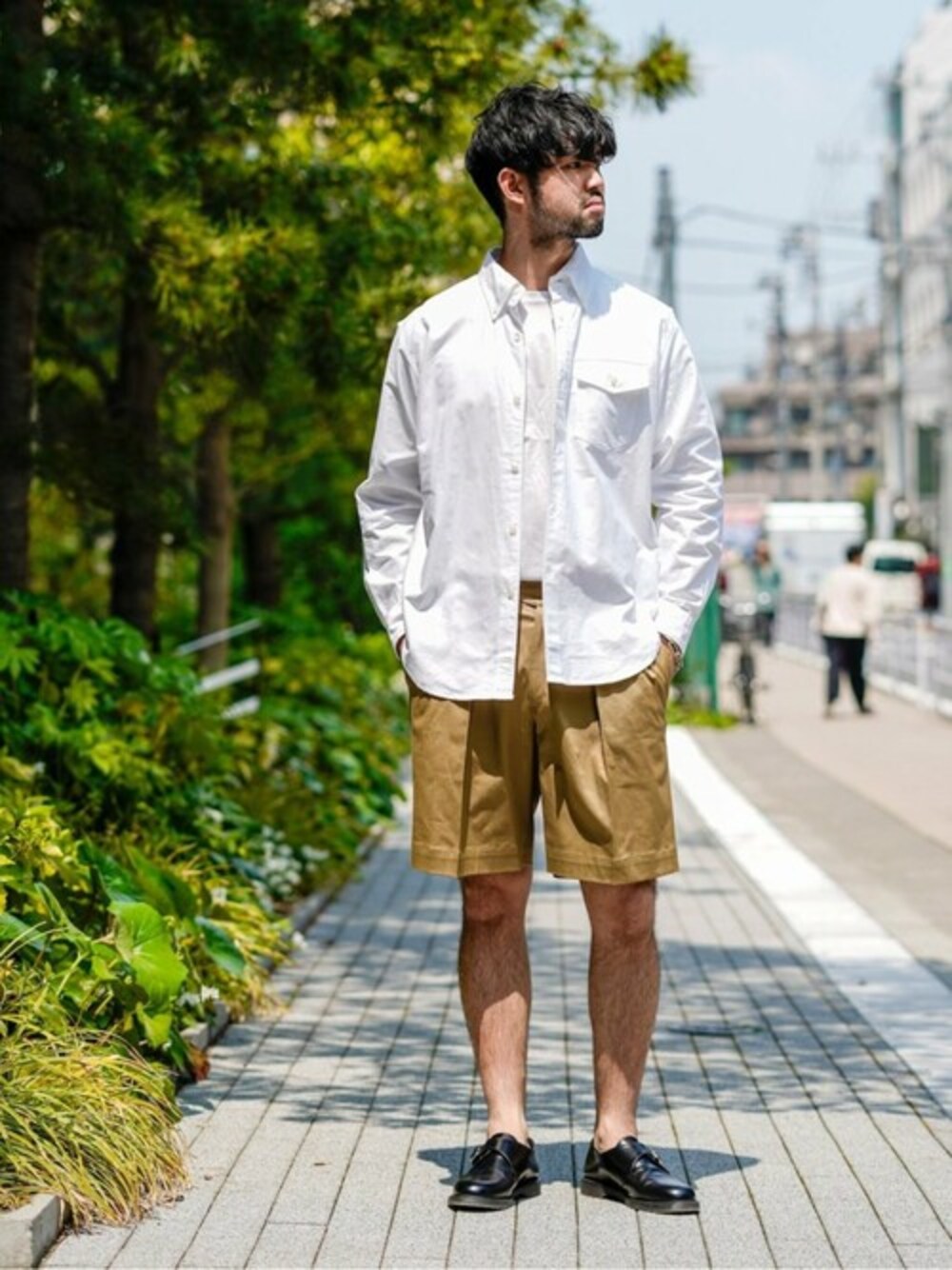 ホワイト系のTシャツ/カットソー、ゴールド系のその他パンツ、ブラック系のその他シューズを着用したメンズの春コーディネートの1枚目の写真