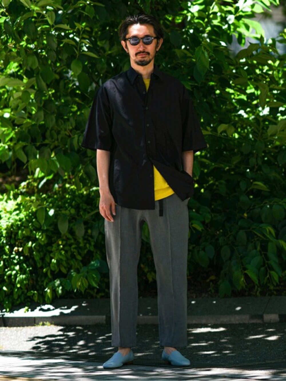 「ニット、イージーパンツ、EDIFICE、EDIFICE別注、EDIFICEスタッフ、JVAM」｜「EDIFICEのコットンリネン ドライニット（Tシャツ/カットソー、イエロー系）」を使った、EDIFICE OFFICIALさん（メンズ・183cm）の春コーディネートの1枚目の写真