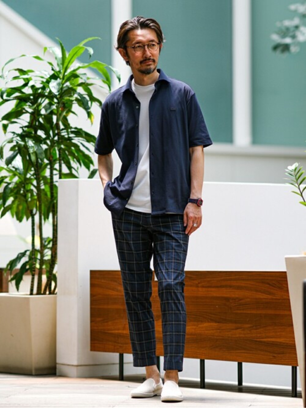 「LACOSTE、キレイ目、ラコステ、EDIFICE、EDIFICE別注、EDIFICEスタッフ」｜「LACOSTEの【LACOSTE / ラコステ】 別注 フルオープン 鹿の子 ポロシャツ（ポロシャツ、ブルー系）」を使った、EDIFICE OFFICIALさん（メンズ・183cm）の春コーディネートの1枚目の写真