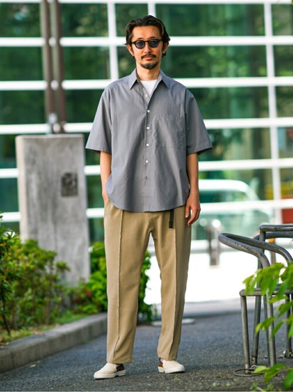 ホワイト系のTシャツ/カットソー、ベージュ系のその他パンツ、ホワイト系のスリッポンを着用したメンズの春コーディネートの1枚目の写真