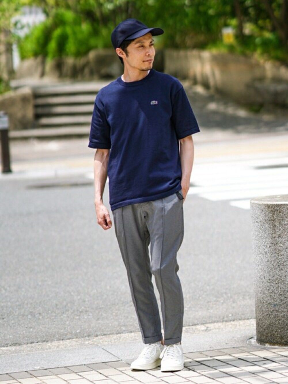 ブルー系のニット/セーター、ホワイト系のTシャツ/カットソー、グレー系のその他パンツを着用したメンズの春コーディネートの1枚目の写真