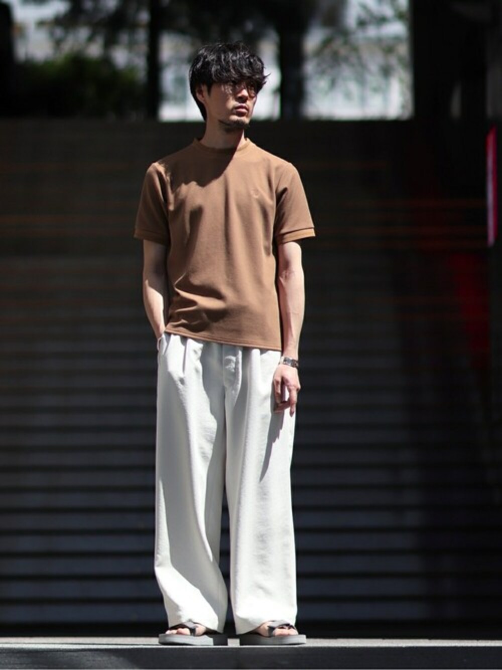 「Tシャツスタイル、休日スタイル、きれいめカジュアル、エディフィス、FRED PERRY、春夏コーデ、EDIFICE、suicoke、EDIFICEスタッフ」｜「FRED PERRYの【FRED PERRY / フレッド ペリー】別注 SOLOTEX カルゼニットライクTシャツ（Tシャツ/カットソー、ベージュ系）」を使った、EDIFICE OFFICIALさん（メンズ・171cm）の春コーディネートの1枚目の写真
