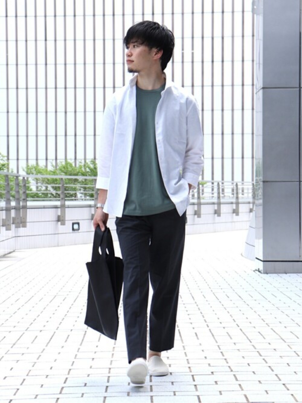 ホワイト系のシャツ/ブラウス、グリーン系のTシャツ/カットソー、グレー系のその他パンツを着用したメンズの春コーディネートの1枚目の写真