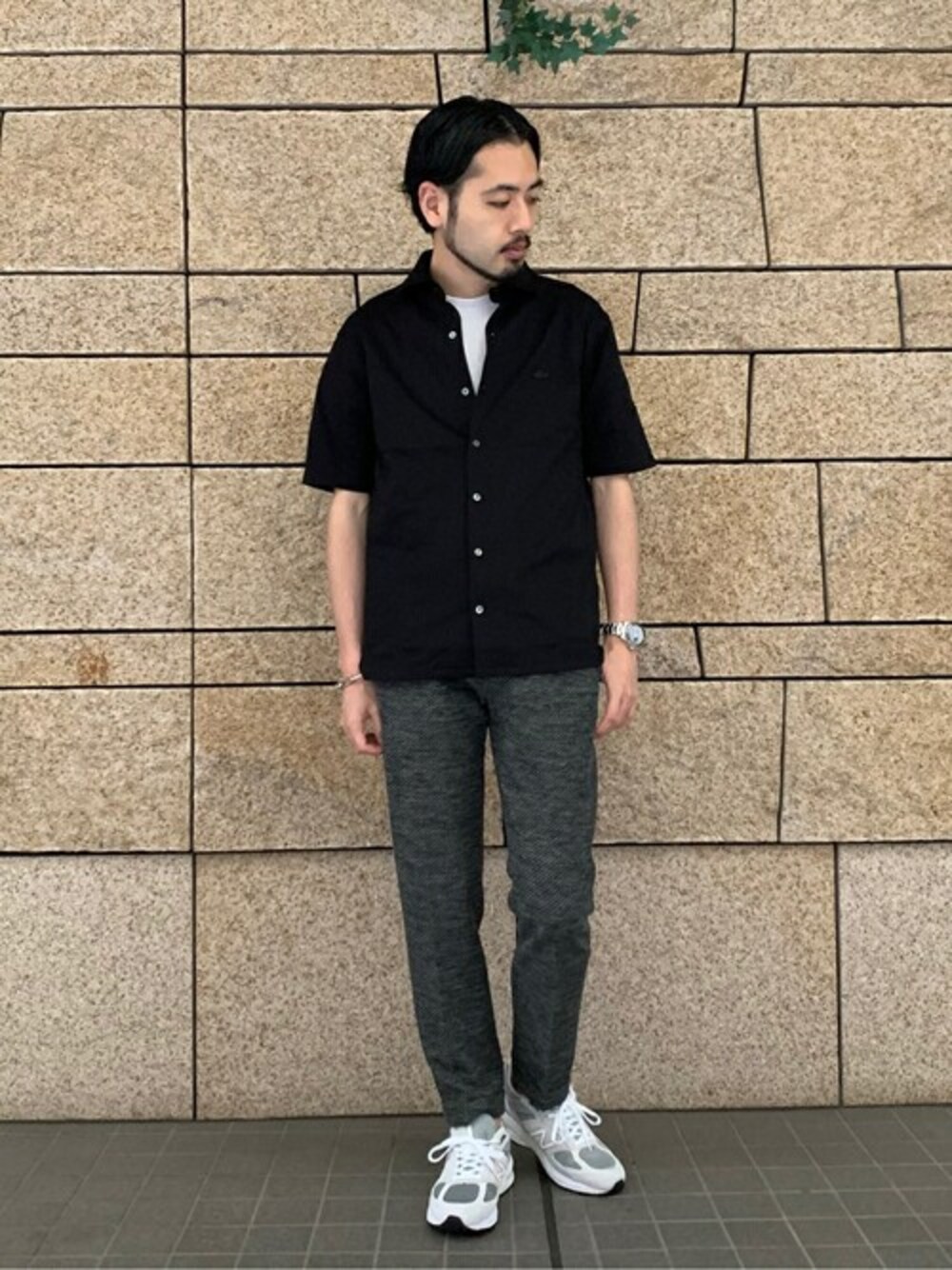 ホワイト系のTシャツ/カットソー、グレー系のその他パンツ、ブラック系のポロシャツを着用したメンズの春コーディネートの1枚目の写真