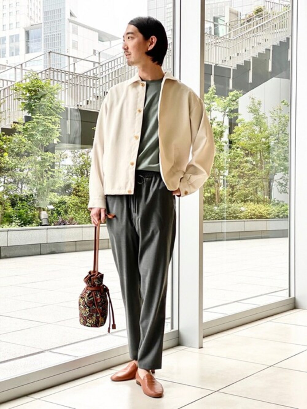 グリーン系のTシャツ/カットソー、ホワイト系のブルゾン、グレー系のその他パンツを着用したメンズの春コーディネートの1枚目の写真