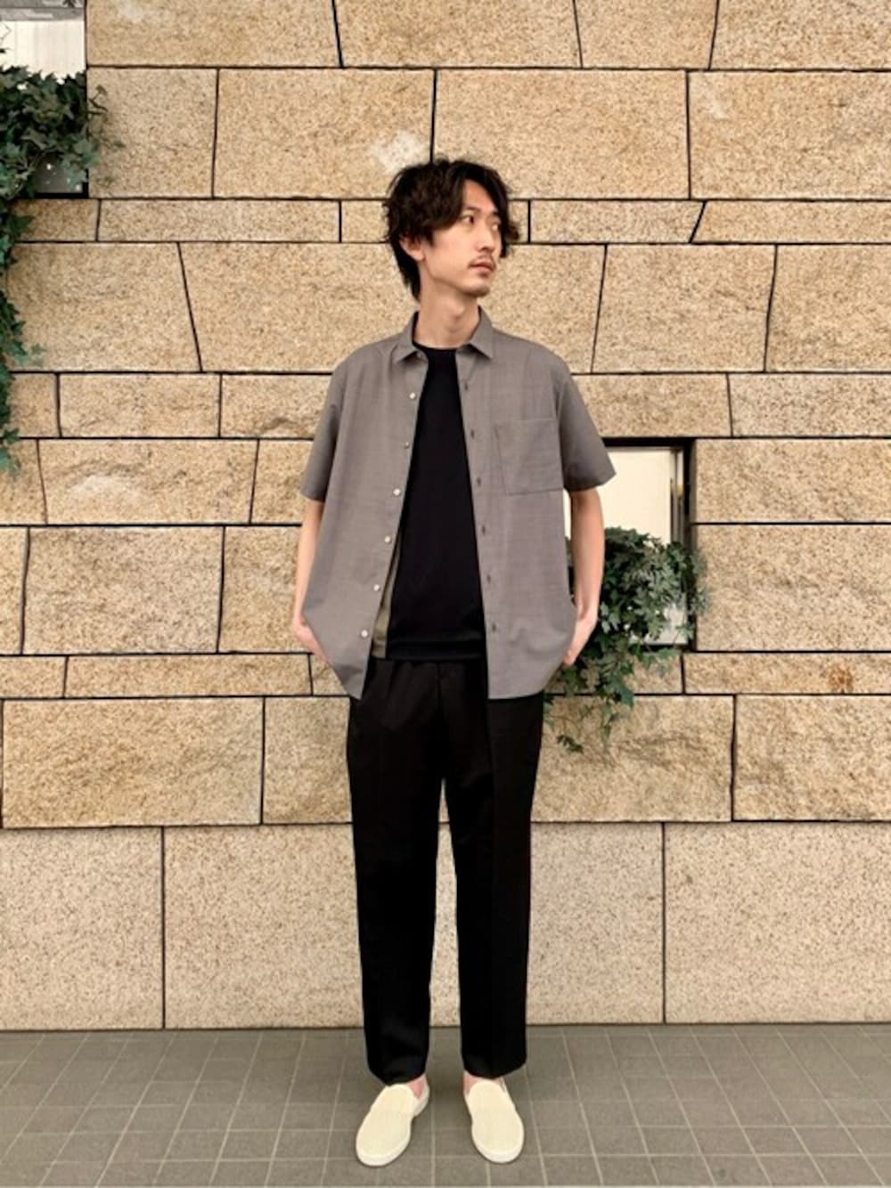 ベージュ系のシャツ/ブラウス、ブラック系のTシャツ/カットソー、ブラック系のその他パンツを着用したメンズの春コーディネートの1枚目の写真