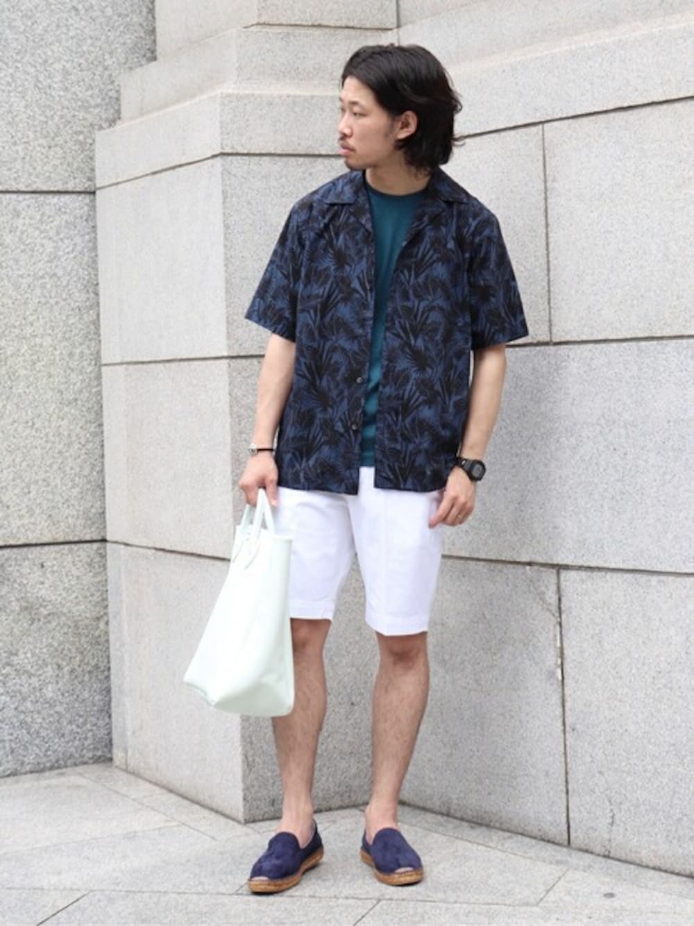 ブルー系のシャツ/ブラウス、グリーン系のTシャツ/カットソー、ホワイト系のその他パンツを着用したメンズの春コーディネートの1枚目の写真