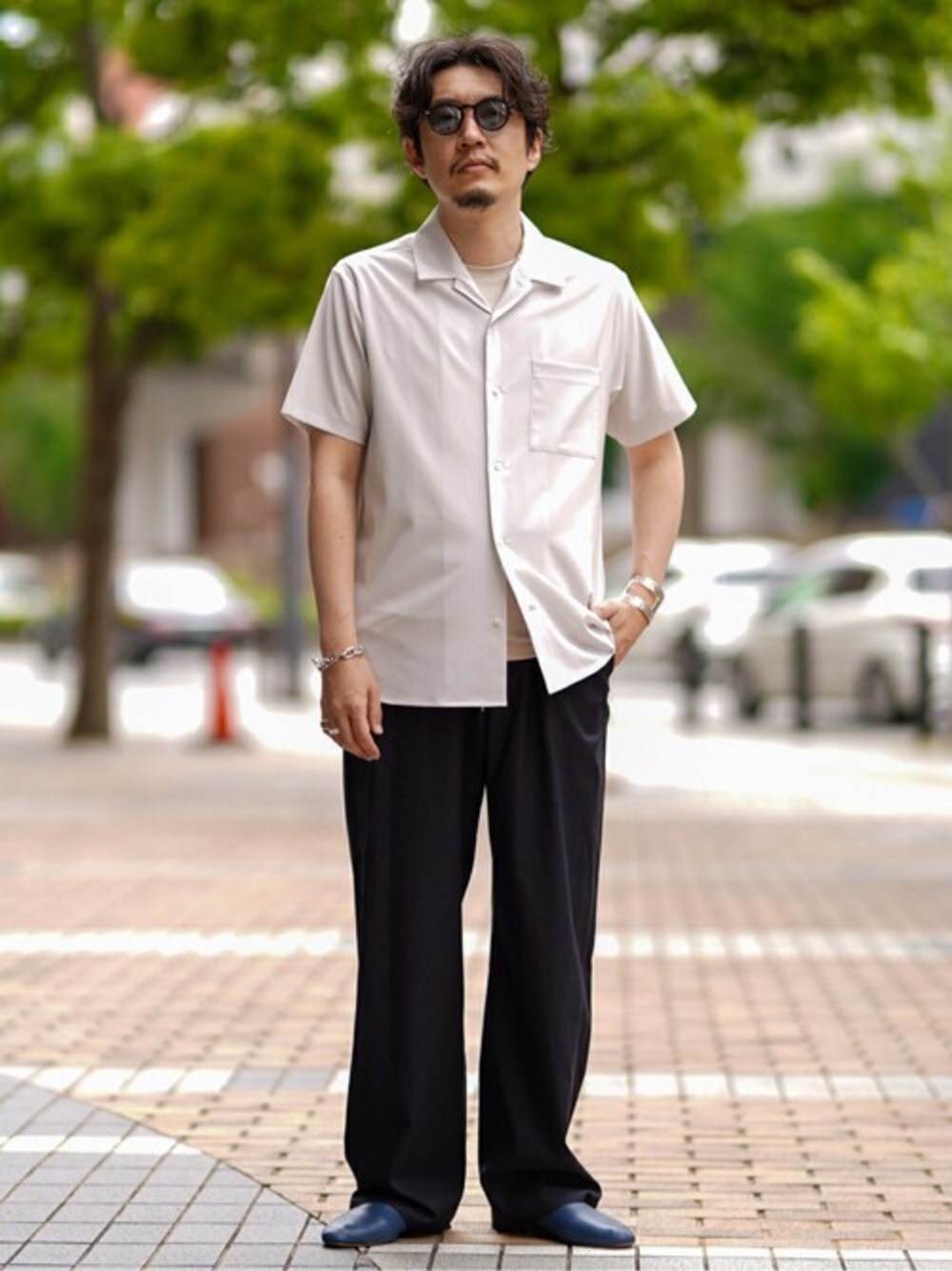 ブラウン系のシャツ/ブラウス、ホワイト系のTシャツ/カットソー、ブルー系のその他シューズを着用したメンズの春コーディネートの1枚目の写真