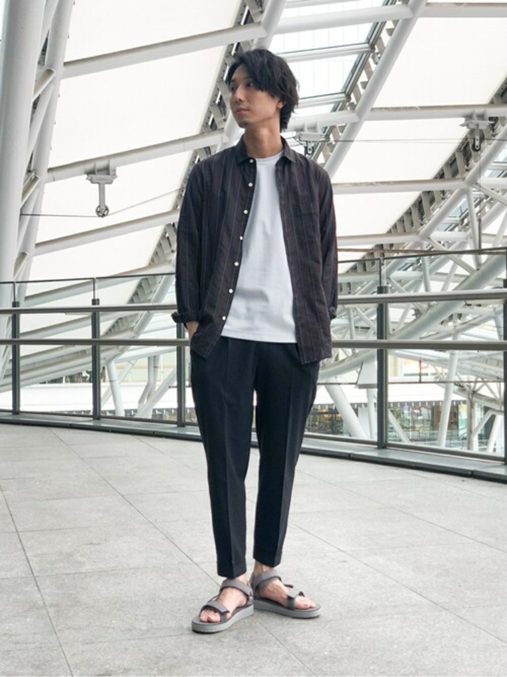 ブラウン系のシャツ/ブラウス、ホワイト系のTシャツ/カットソー、ブラック系のその他パンツを着用したメンズの夏コーディネートの1枚目の写真