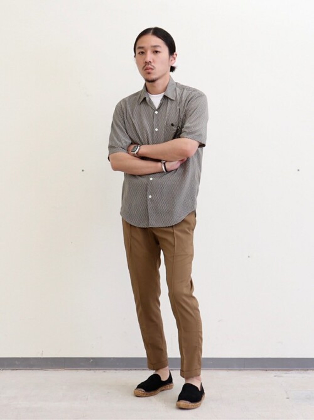 グレー系のシャツ/ブラウス、グレー系のTシャツ/カットソー、ベージュ系のその他パンツを着用したメンズの夏コーディネートの1枚目の写真