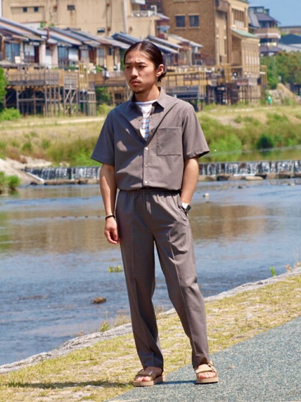 ベージュ系のシャツ/ブラウス、ベージュ系のその他パンツ、ベージュ系のサンダルを着用したメンズの夏コーディネートの1枚目の写真
