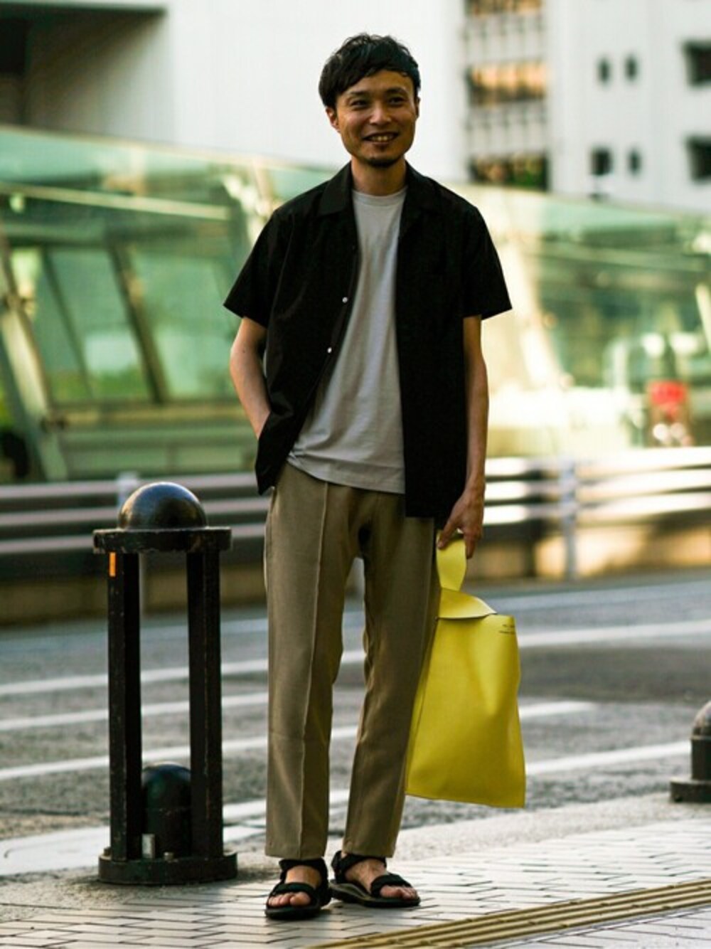 ブラック系のシャツ/ブラウス、グレー系のTシャツ/カットソー、ベージュ系のその他パンツを着用したメンズの夏コーディネートの1枚目の写真