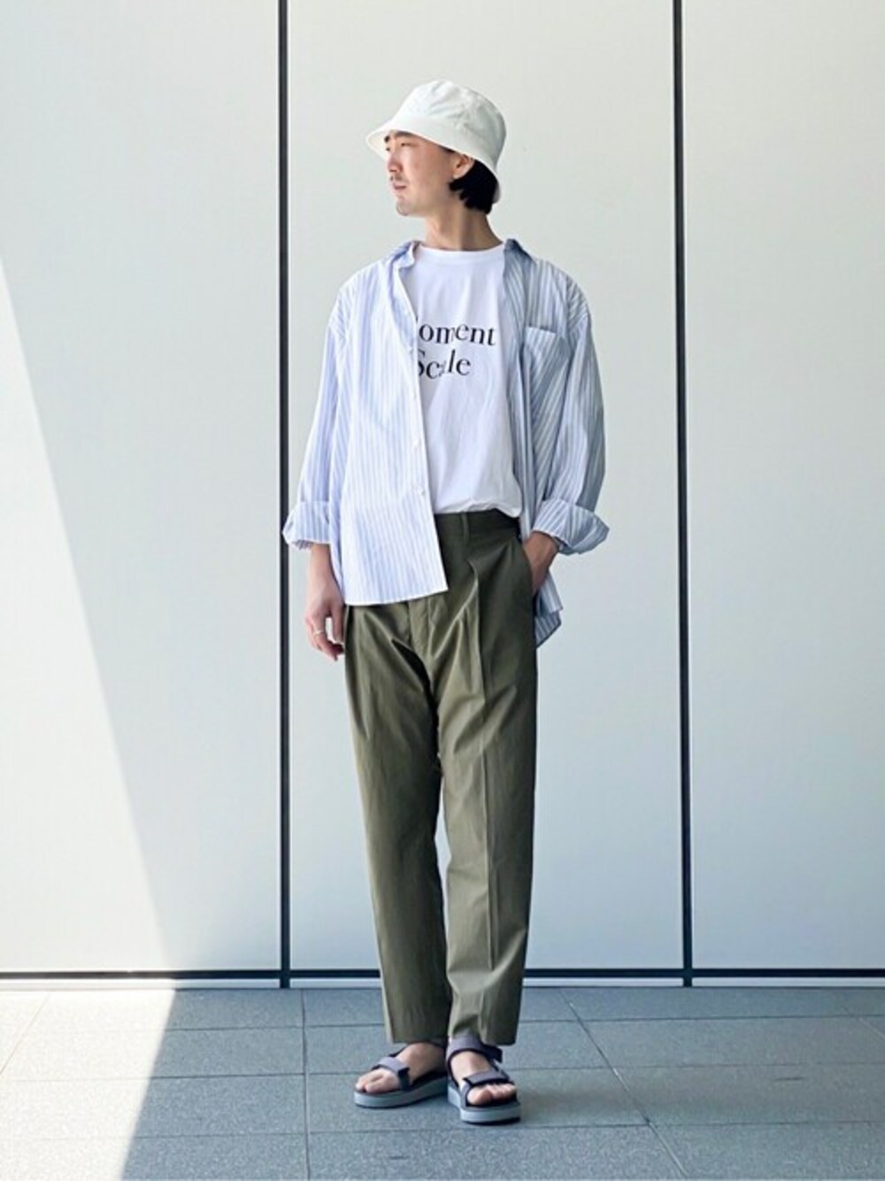 ホワイト系のTシャツ/カットソー、グリーン系のその他パンツ、グレー系のサンダルを着用したメンズの夏コーディネートの1枚目の写真