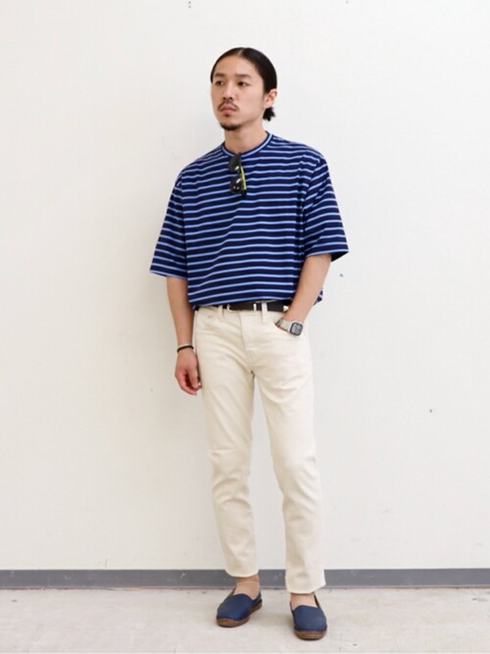 ブルー系のTシャツ/カットソー、ブルー系のスリッポン、ブラック系のベルトを着用したメンズの夏コーディネートの1枚目の写真
