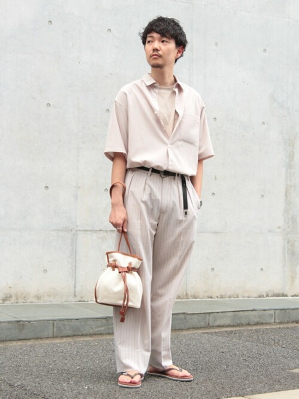 レッド系のシャツ/ブラウス、ホワイト系のショルダーバッグ、ブラウン系のサンダルを着用したメンズの夏コーディネートの1枚目の写真