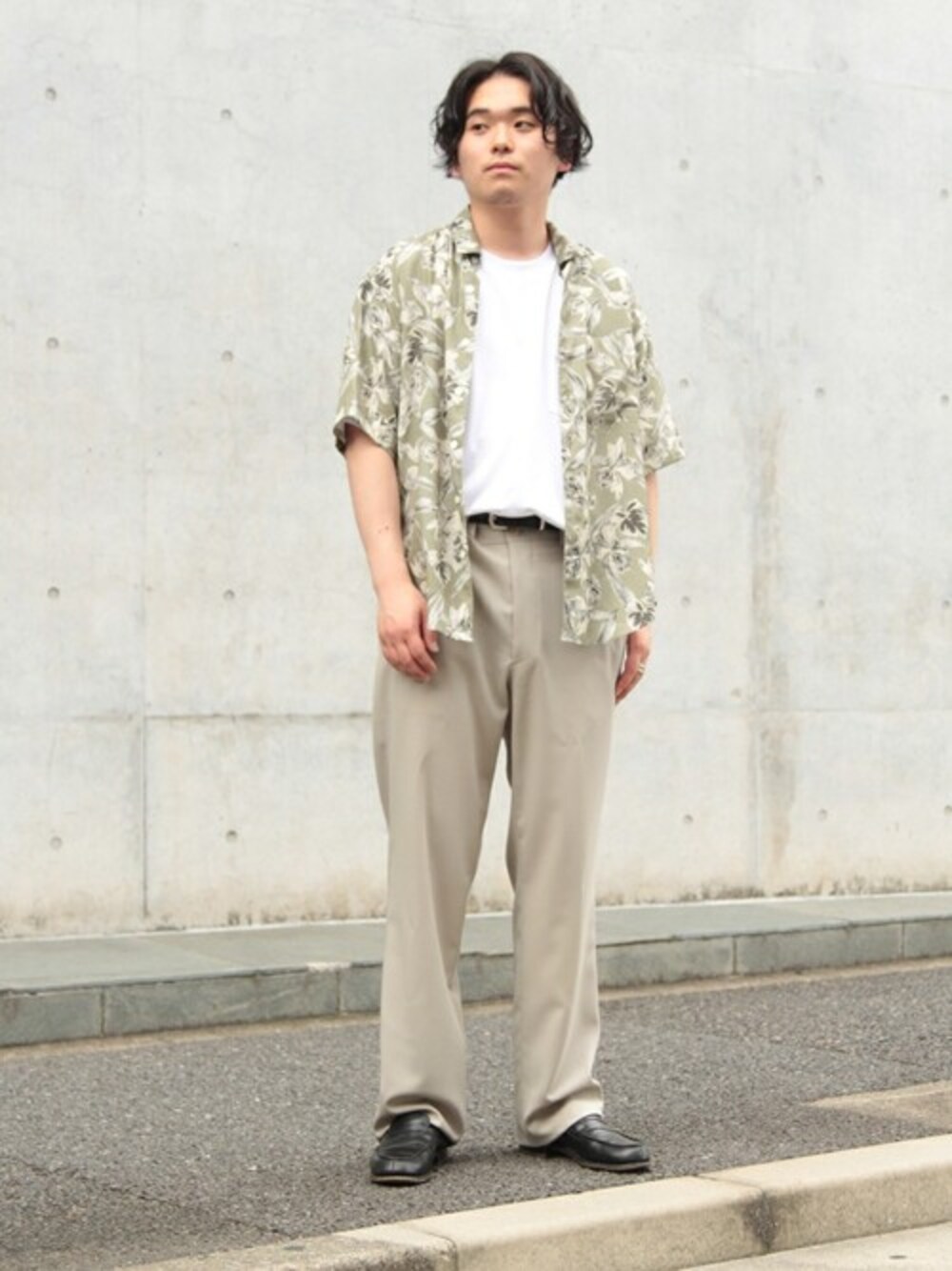 グレー系のシャツ/ブラウス、グレー系のTシャツ/カットソーを着用したメンズの夏コーディネートの1枚目の写真