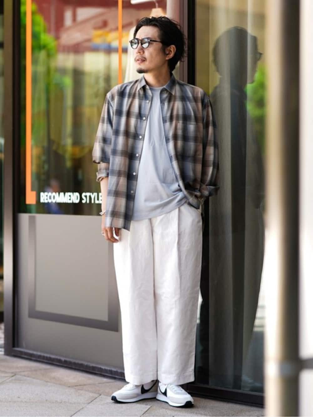 ホワイト系のその他パンツ、ホワイト系のスニーカーを着用したメンズの夏コーディネートの1枚目の写真