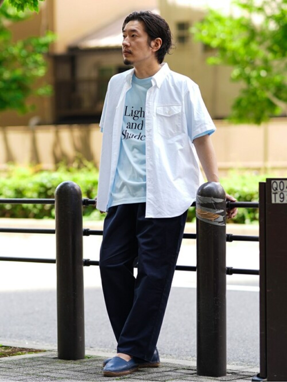 「Tシャツ、スラックス、ENGINEERED GARMENTS、スリッポン、EDIFICE、半袖シャツ、EDIFICEスタッフ、poet meets dubwise」｜「EDIFICEの【POET MEETS DUBWISE for LOWERCASE】Light and Shade Tシャツ（Tシャツ/カットソー、ブルー系）」を使った、EDIFICE OFFICIALさん（メンズ・178cm）の夏コーディネートの1枚目の写真