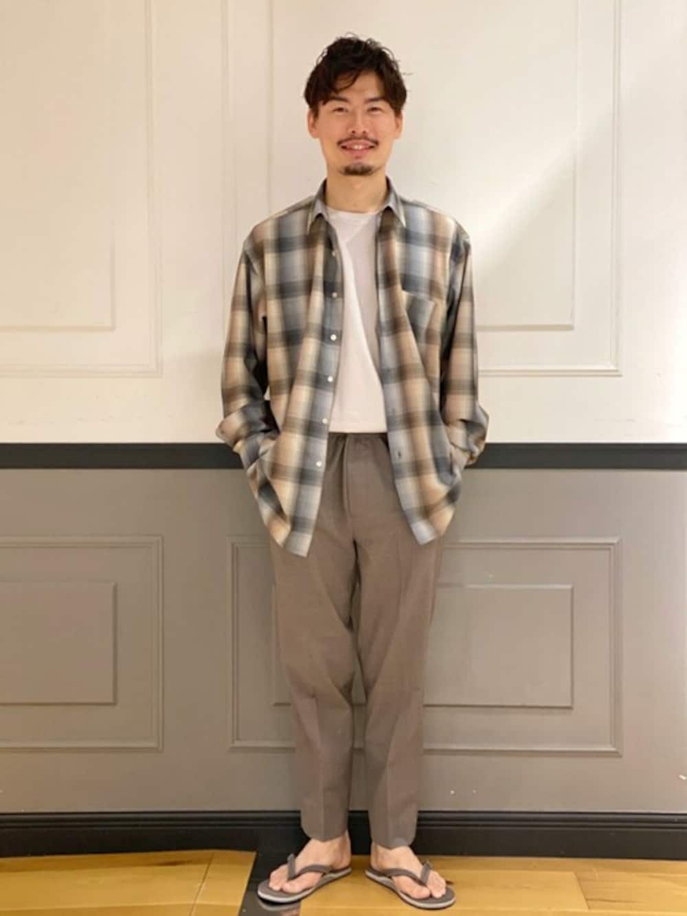 ホワイト系のTシャツ/カットソー、ベージュ系のその他パンツを着用したメンズの夏コーディネートの1枚目の写真