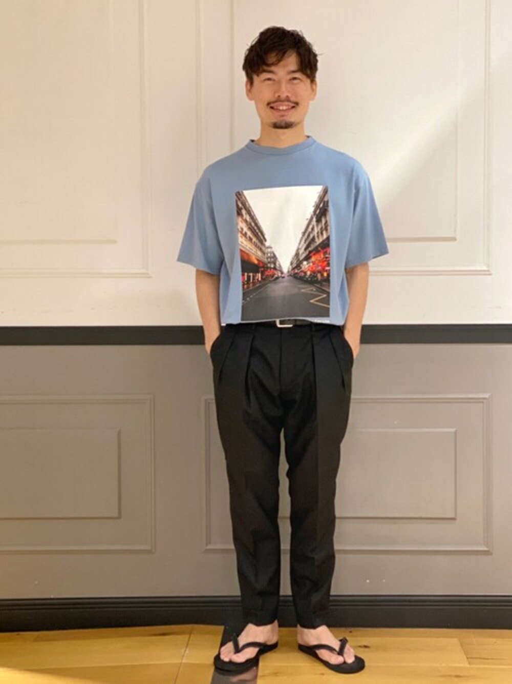 ブルー系のTシャツ/カットソー、ブラック系のその他パンツ、ブラック系のベルトを着用したメンズの夏コーディネートの1枚目の写真