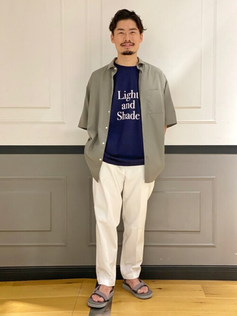 ブルー系のTシャツ/カットソー、ホワイト系のその他パンツ、グレー系のシャツ/ブラウスを着用したメンズの夏コーディネートの1枚目の写真
