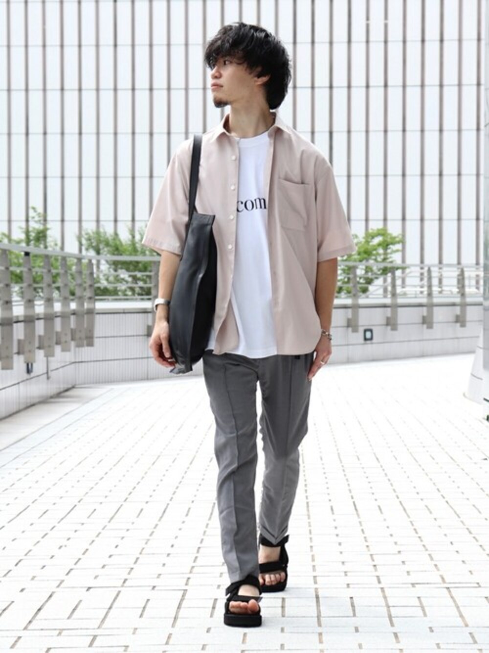 レッド系のシャツ/ブラウス、ホワイト系のTシャツ/カットソー、グレー系のその他パンツを着用したメンズの夏コーディネートの1枚目の写真