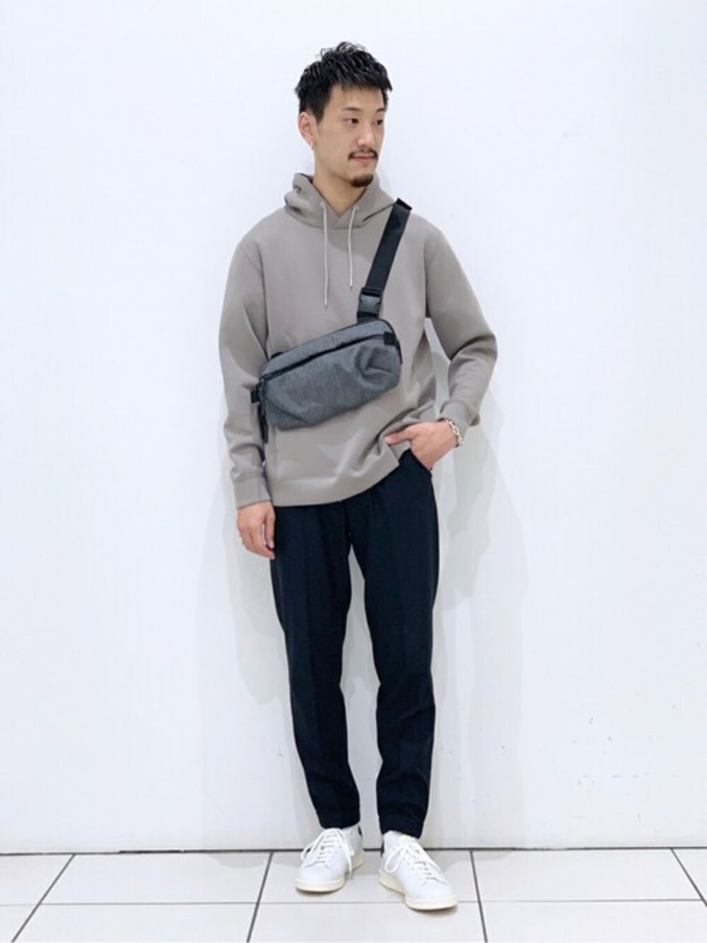 ブラック系のその他パンツ、グリーン系のパーカー、ブラック系のショルダーバッグを着用したメンズの夏コーディネートの1枚目の写真