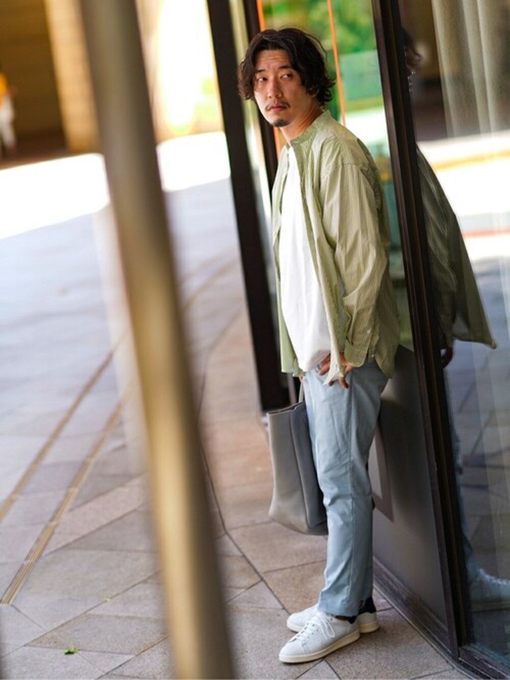 イエロー系のシャツ/ブラウス、ホワイト系のTシャツ/カットソー、ベージュ系のトートバッグを着用したメンズの夏コーディネートの1枚目の写真