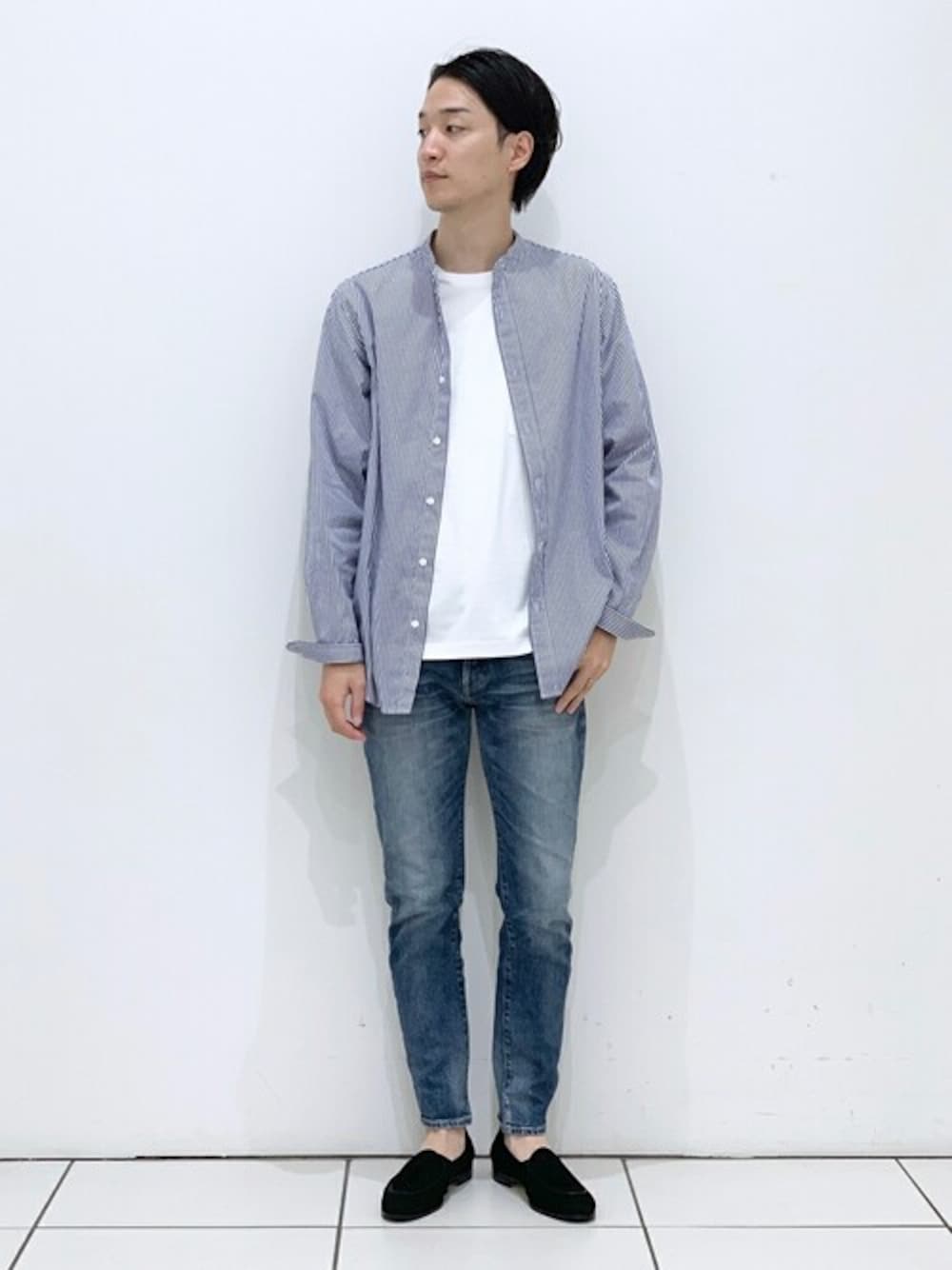 ブルー系のシャツ/ブラウス、ブルー系のデニムパンツ、ホワイト系のTシャツ/カットソーを着用したメンズの秋コーディネートの1枚目の写真