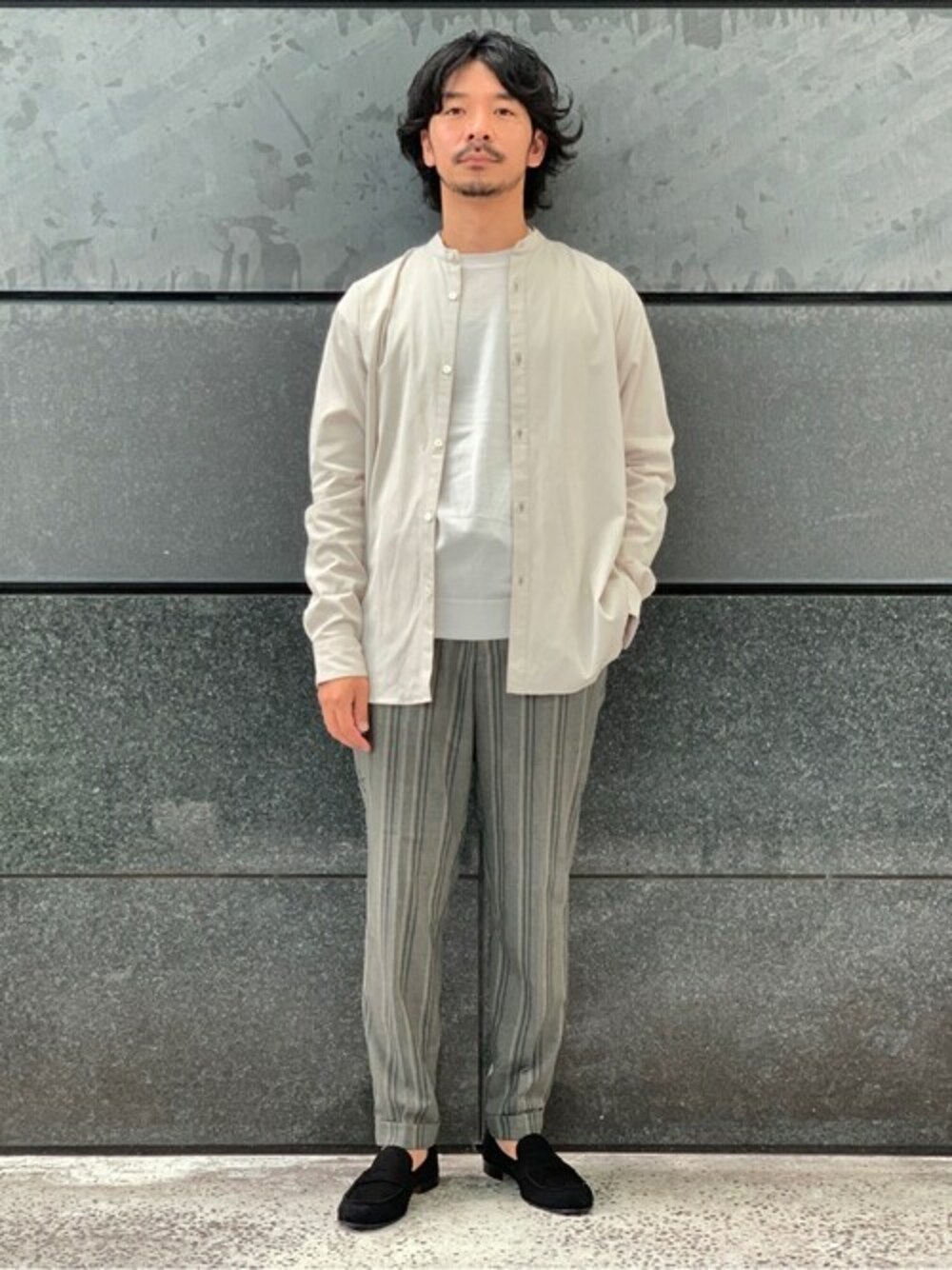 ホワイト系のシャツ/ブラウス、ホワイト系のニット/セーター、ベージュ系のその他パンツを着用したメンズの秋コーディネートの1枚目の写真