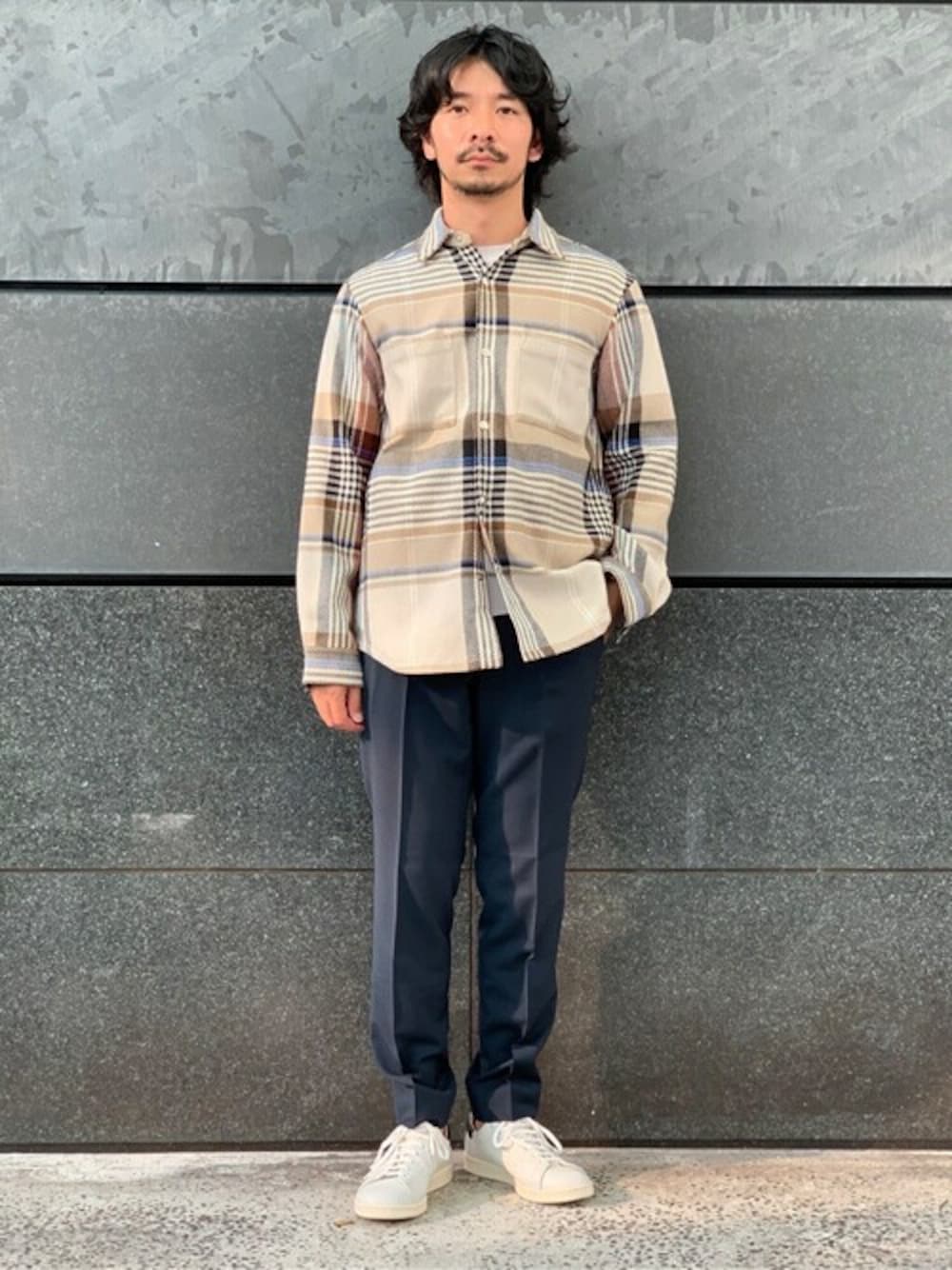 ホワイト系のシャツ/ブラウス、ホワイト系のニット/セーター、ブルー系のその他パンツを着用したメンズの秋コーディネートの1枚目の写真