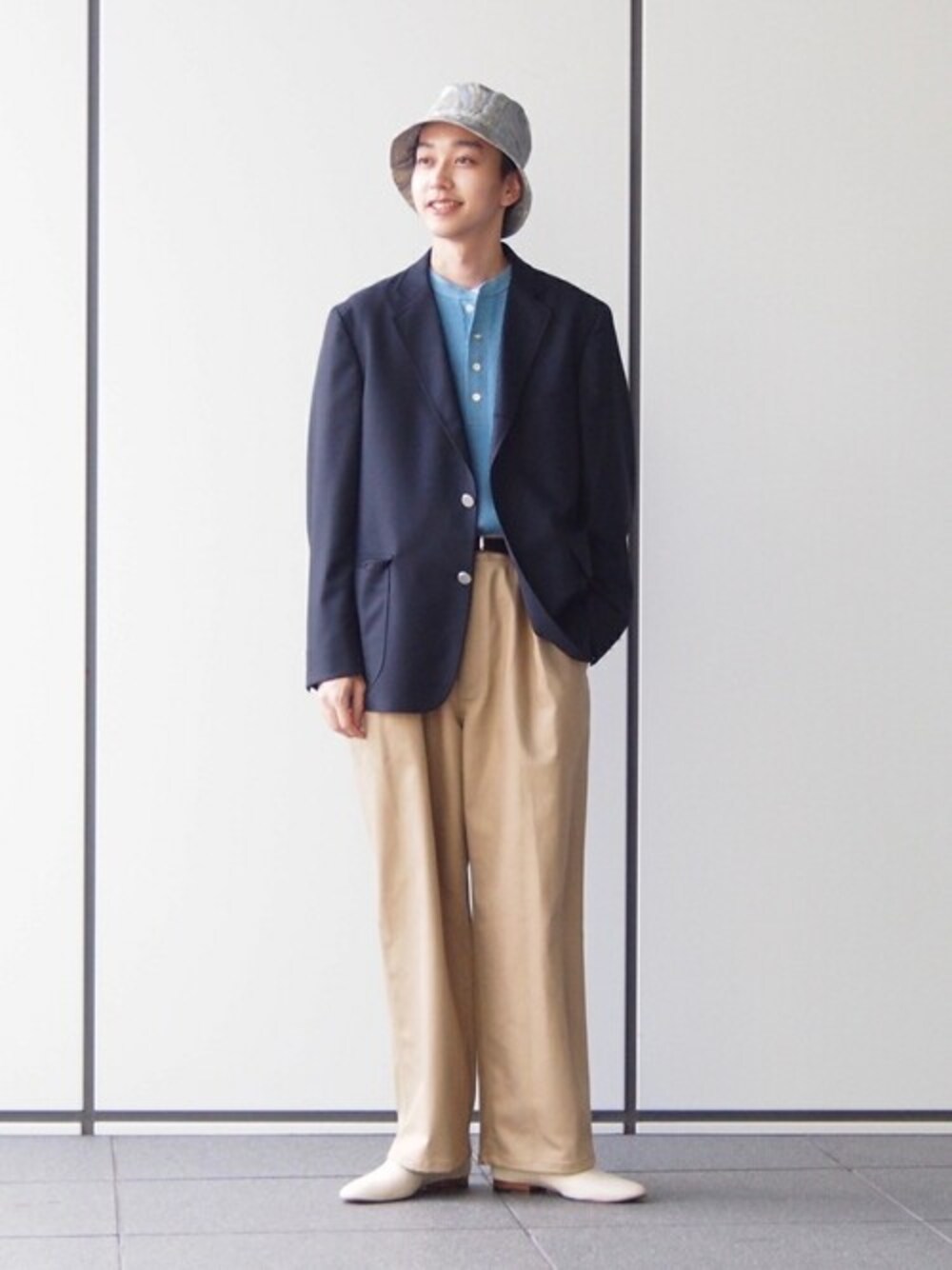 「パンツ、ワイドパンツ、タックイン、タックパンツ、エディフィス、ジャケットスタイル、EDIFICE、EDIFICE LA BOUCLE、EDIFICEスタッフ」｜「EDIFICEのサーマルヘンリーネック（Tシャツ/カットソー、ブルー系）」を使った、EDIFICE OFFICIALさん（メンズ・175cm）の秋コーディネートの1枚目の写真