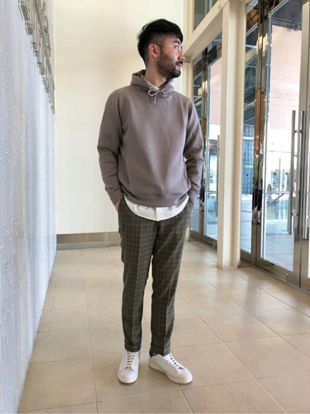 ベージュ系のパーカー、ベージュ系のその他パンツ、ブルー系のスニーカーを着用したメンズの秋コーディネートの1枚目の写真