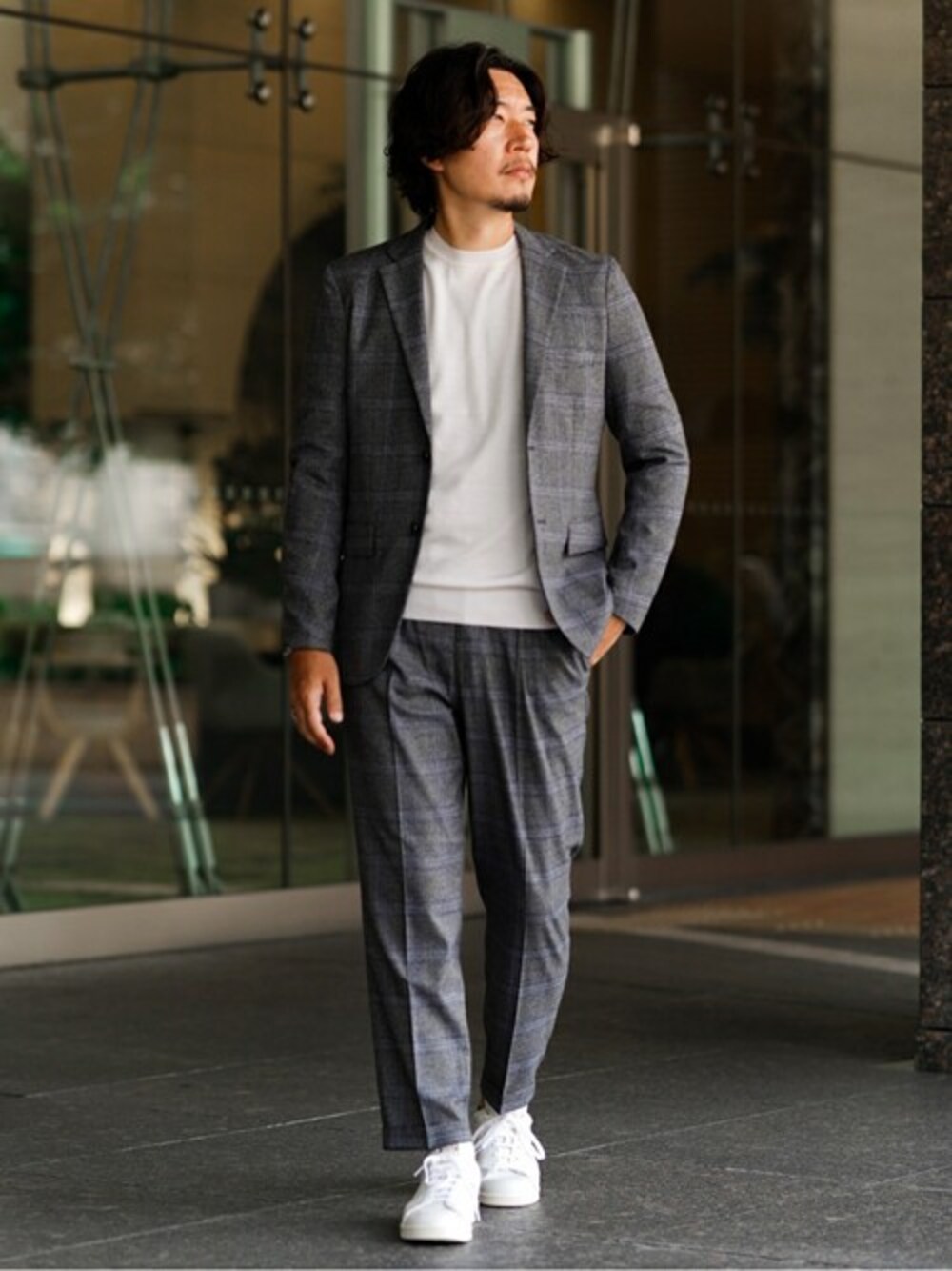 グレー系のテーラードジャケット、グレー系のその他パンツ、ホワイト系のニット/セーターを着用したメンズの秋コーディネートの1枚目の写真