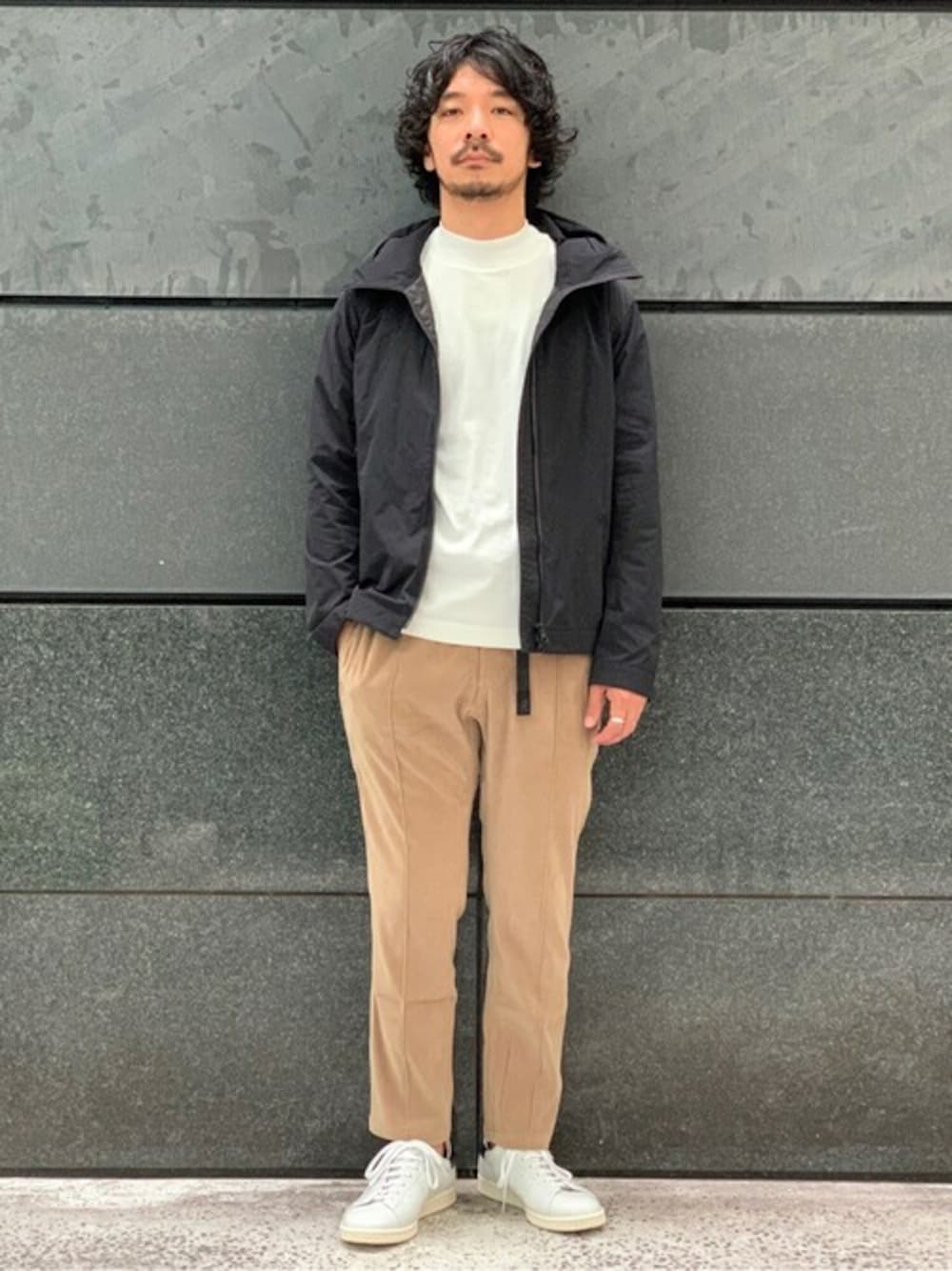 ベージュ系のその他パンツ、ホワイト系のTシャツ/カットソー、ブラック系のその他アウターを着用したメンズの秋コーディネートの1枚目の写真
