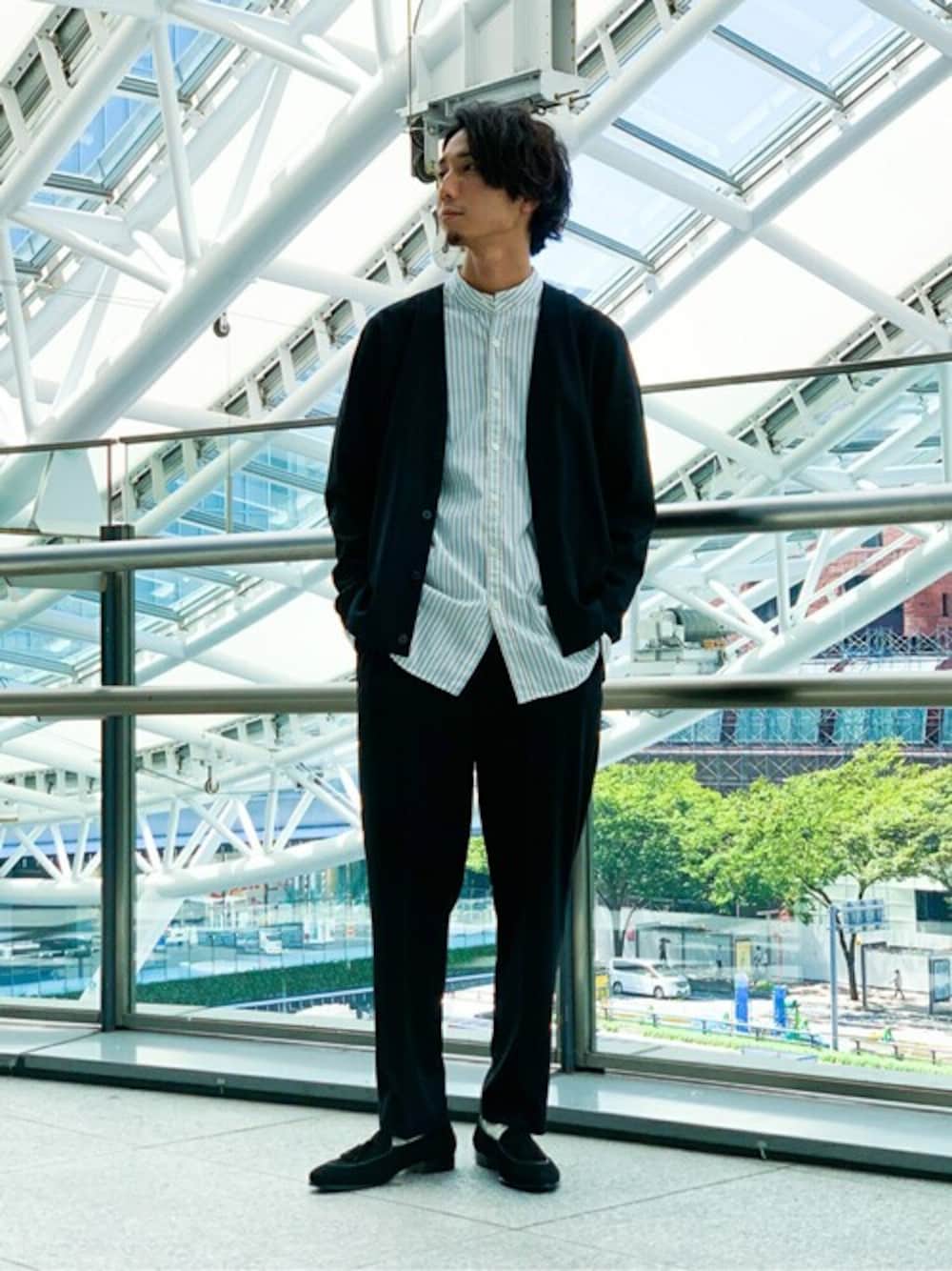 ブラック系のカーディガン/ボレロ、ブラック系のその他パンツ、ブラック系のその他シューズを着用したメンズの秋コーディネートの1枚目の写真