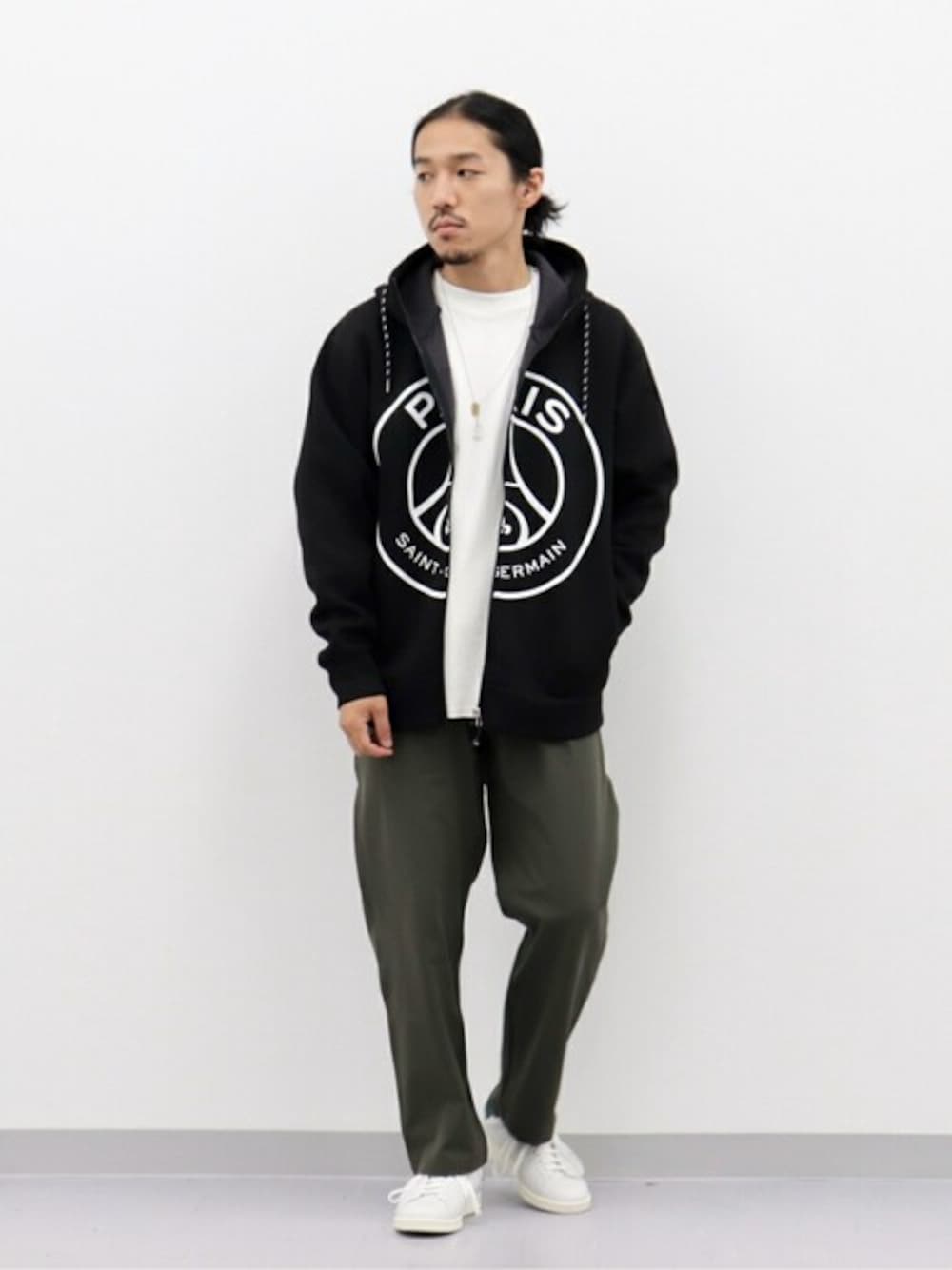 ブラック系のパーカー、ホワイト系のTシャツ/カットソー、グリーン系のその他パンツを着用したメンズの秋コーディネートの1枚目の写真