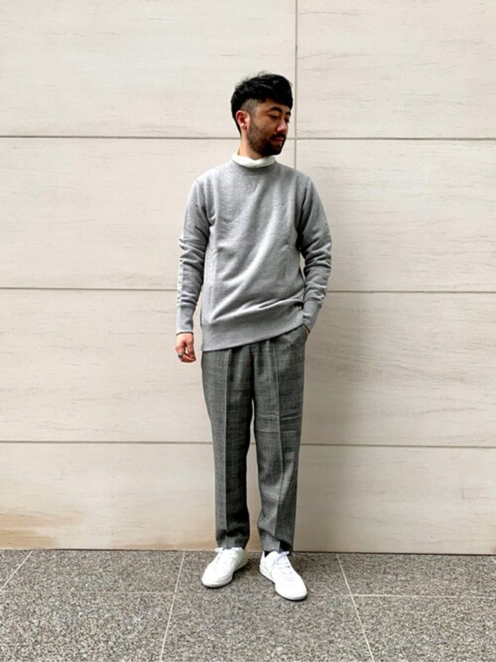 グレー系のスウェット、ホワイト系のTシャツ/カットソー、ホワイト系のスニーカーを着用したメンズの秋コーディネートの1枚目の写真