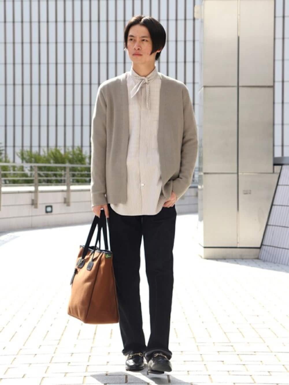 ベージュ系のカーディガン/ボレロ、ベージュ系のシャツ/ブラウス、ブラウン系のトートバッグを着用したメンズの秋コーディネートの1枚目の写真