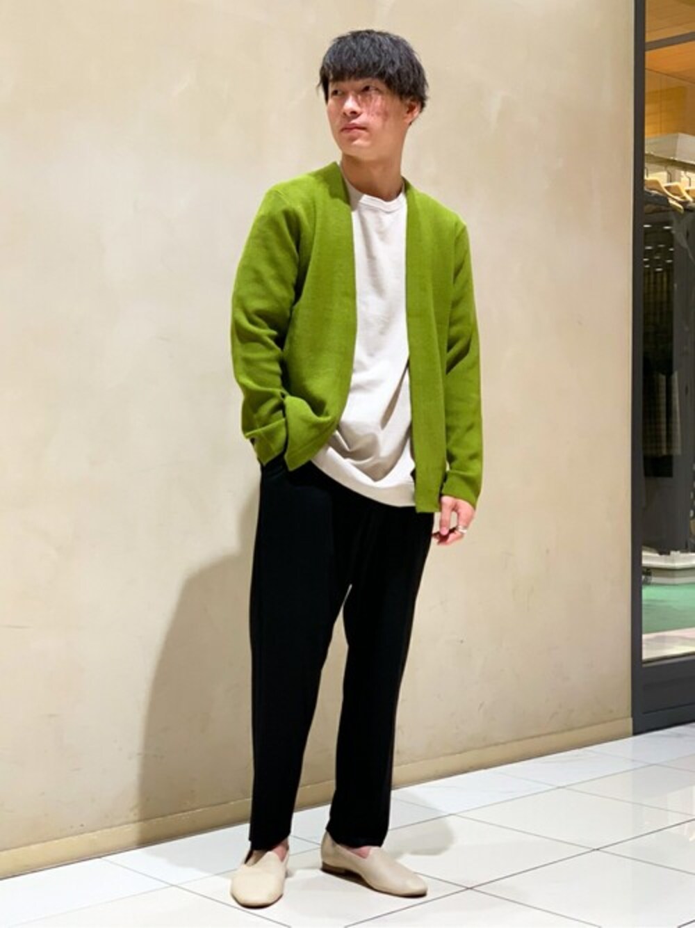 「カーディガン、オリーブ、キレイめ、きれいめカジュアル、エディフィス、羽織り、EDIFICE、カジュアルコーデ、秋コーデ、EDIFICEスタッフ」｜「EDIFICEのウール / アクリル ラップカーデ（カーディガン/ボレロ、グリーン系）」を使った、EDIFICE OFFICIALさん（メンズ・165cm）の秋コーディネートの1枚目の写真