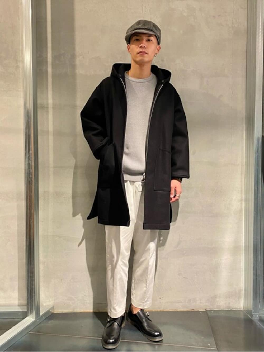 グレー系のニット/セーター、ホワイト系のその他パンツ、ブラック系のその他シューズを着用したメンズの秋コーディネートの1枚目の写真